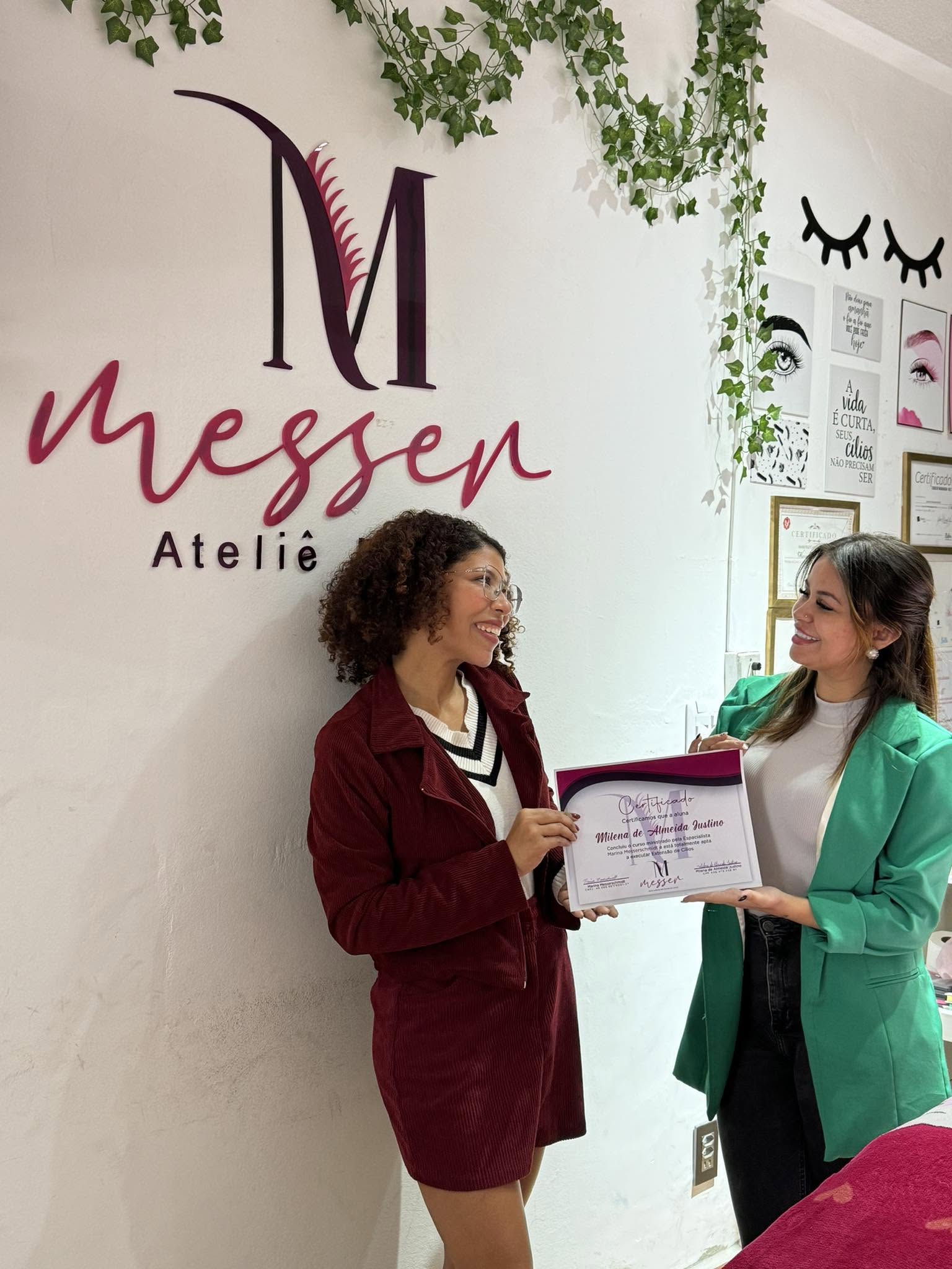 Registro de formação e entrega de certificado no ateliê