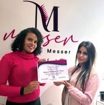 Profissional e aluna celebrando a conclusão do curso